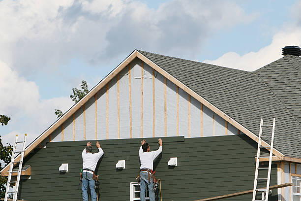 Professional Siding Installation technician working in Hempstead, TX